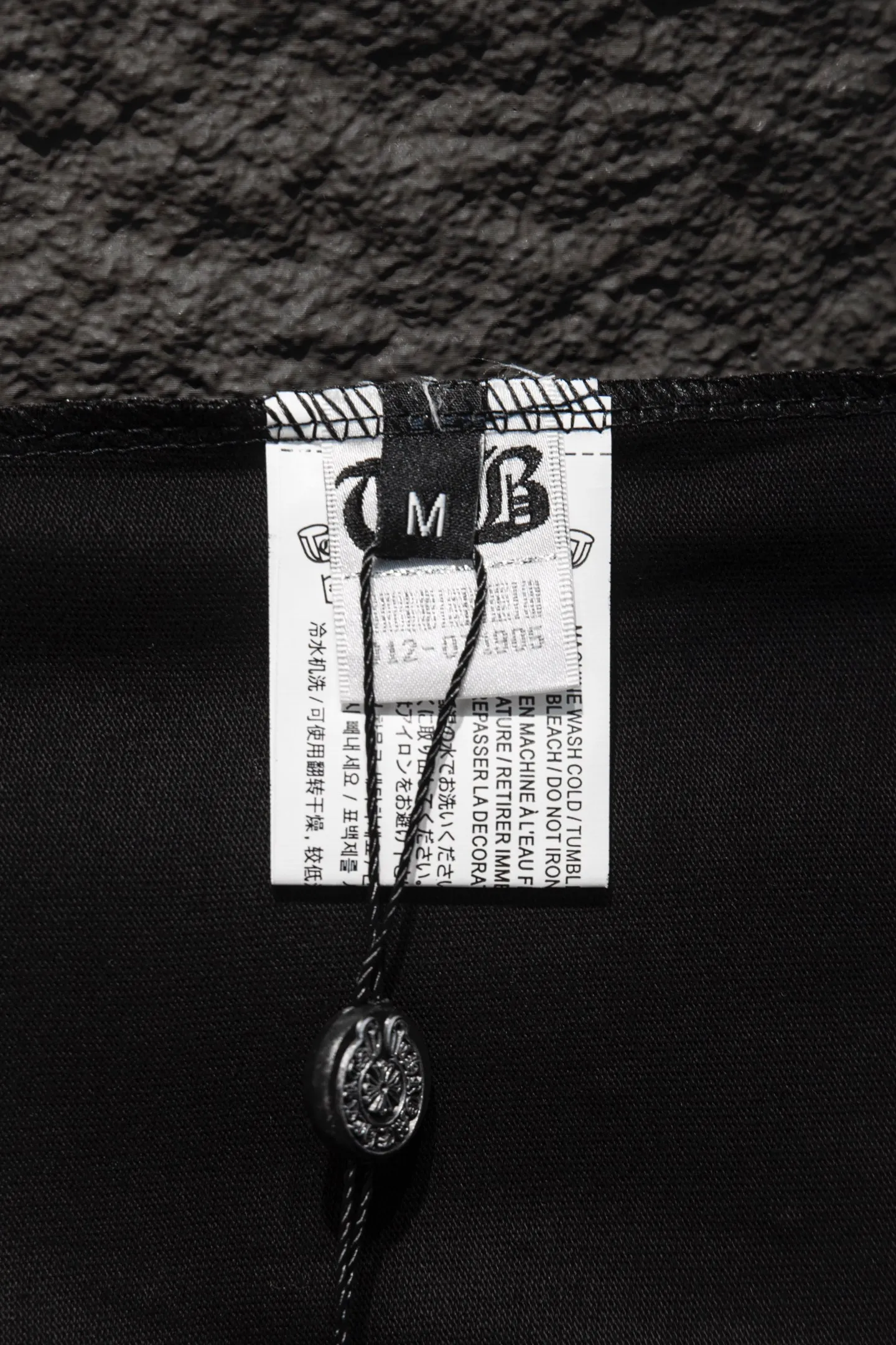P200 🆕Chrome Hearts 25ss os version is really charming and Chrome Hearts is really a must-have. Every season’s new version is made to the extreme. It is very practical and can be worn casually. Nice✔️ - ⚠️100% cotton. It is made of 32-count double yarn, 260-gram weight fabric and imported knitted needle carded cotton. It has moderate thickness, drape and contour, and the upper body is comfortable! ! It is very tolerant to fat body types and can instantly lose five pounds after wearing it!  Specially ordered many Austrian hot diamonds, which have the bling bling effect of natural crystals under the light, with multi-faceted reflective points, and the production cost is extremely high. The laser molding includes a computer engraving machine and a laser machine, which are accurate in units of particles. Finally, it is hot and set at high temperature. After the hot ironing, the firmness needs to be tested repeatedly on the hot stamping. It can show colorful reflections under the light. The collar webbing extends to the shoulders for reinforcement, and the stitching at the joints. The hem and cuffs are all made with 0.2mm stitch double-thread stitching. They are carefully produced at a high cost. The attitude of making goods with a magnifying glass restores the quality and effect of the product. The full set of customized accessories only presents every detail to the customer. Printing is done using film printing. 50,000 positioning is very time-consuming. The body is treated with silicone elements, which greatly increases the interest of the clothing; unique visual effects. After special treatment, a unique effect is formed. An irregular hem is added to the version. This year's Kroxin is the main version. In the past two years, the oversize version has become the focus of the trend and has been a popular staple in the past two years. The change of designers has made this brand an instant hit. The progressive fashion of the times also needs the blood impact of fresh elements and trendy designs in order to continue its glory! It’s stylish both inside and outside, a must-have for high street travel! An absolute "eye-catching style" that can match couples 💏 Color: Black White Size: S M L XL